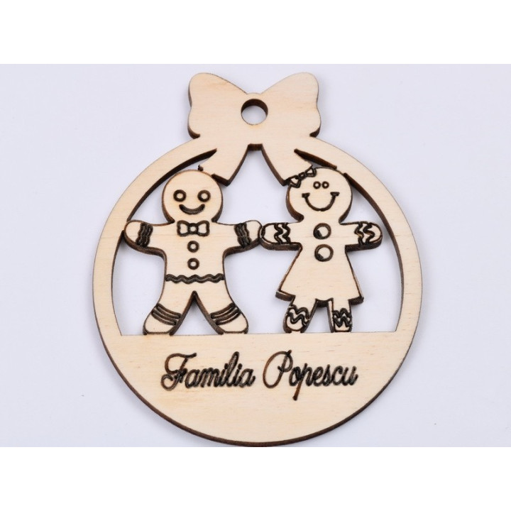 L404-Glob din lemn "Familie din turta dulce"  11 x10cm - 1 buc