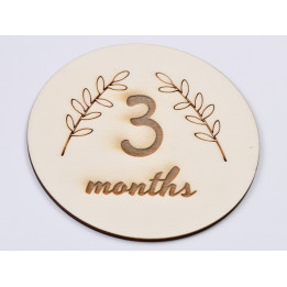 L638-Decoratiune cerc lemn "4 months" 13cm- 1 buc