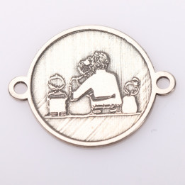 E2106 G Link din argint cu bucle gravat in relief familie cu fetita si baietel 13mm 0.5mm - bijuterii personalizate din argint |