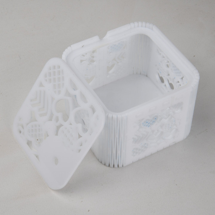 Cutiuta/caseta din plexic alb filigranata inimioare cu capac 10x10x7cm