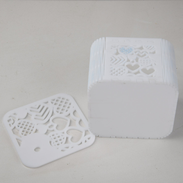 Cutiuta/caseta din plexic alb filigranata inimioare cu capac 10x10x7cm