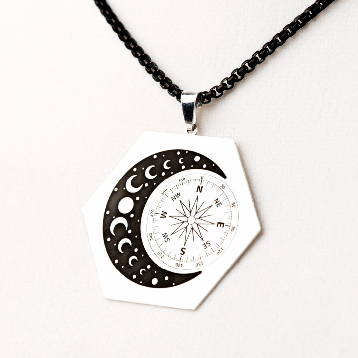 Colier hexagonal din argint cu gravura - Luna si busola