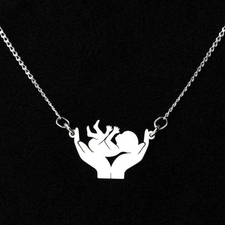Colier din argint cu decupaj bebelus in mainile mamei