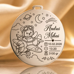 Banut de mot din argint 925 personalizat cu ursulet in avion - Nume si date nastere 22 mm S0273